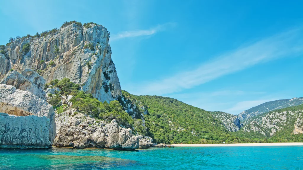 Foto della acque cristalline di Cala Luna