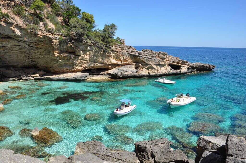 I gommoni Flamar sulle acque trasparenti del Golfo di Orosei, tra scogli chiari e fondale turchese
