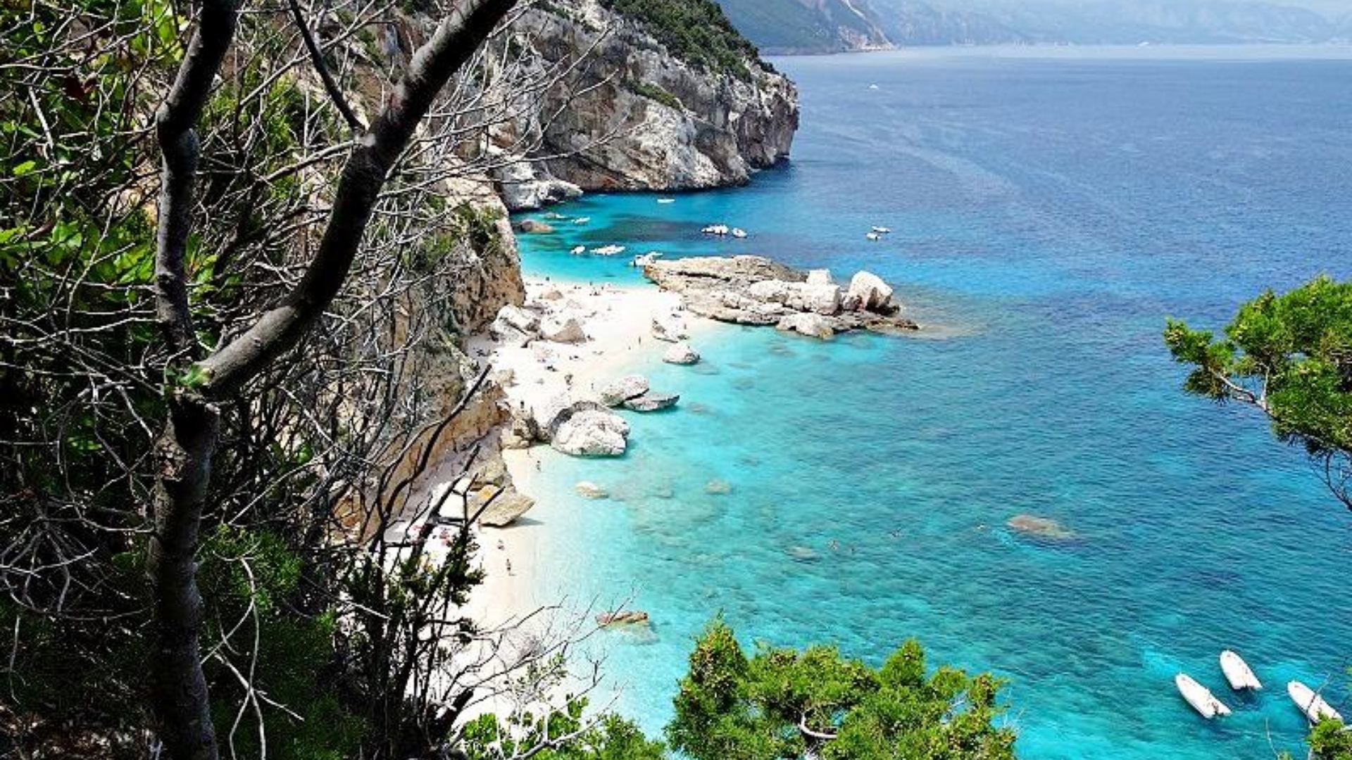 La Spiaggia degli Innamorati: un'oasi tra mare e montagna
