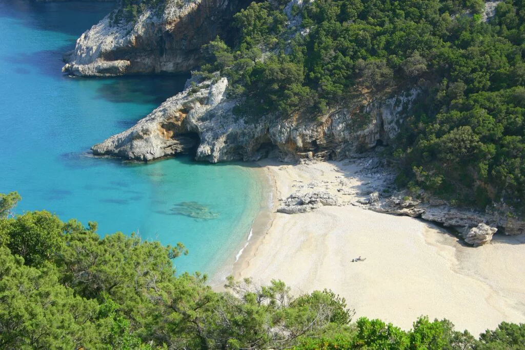 Cala Sisine: un paradiso di sassolini bianchi e mare cristallino