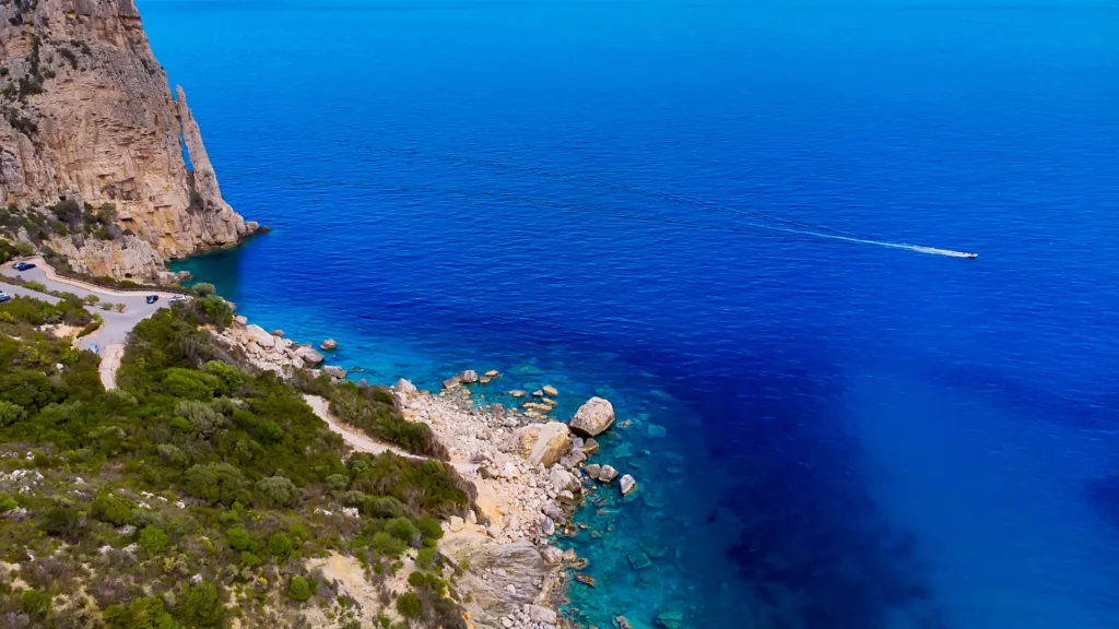 Mare che circonda Pedra Longa