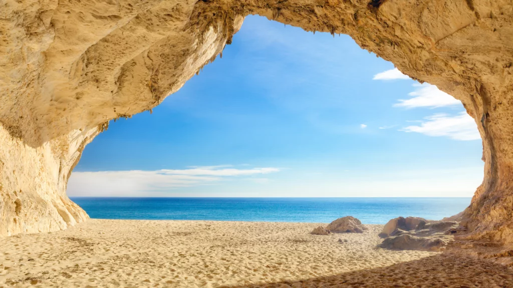L’arco naturale di una grotta sulla spiaggia di Cala Luna