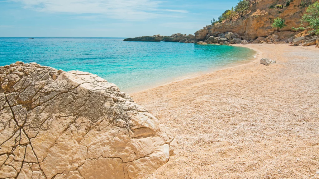 Arenile e mare di Cala Biriola