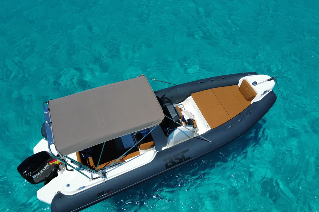 Gommone Flamar visto dall’alto sul fondale turchese del mare