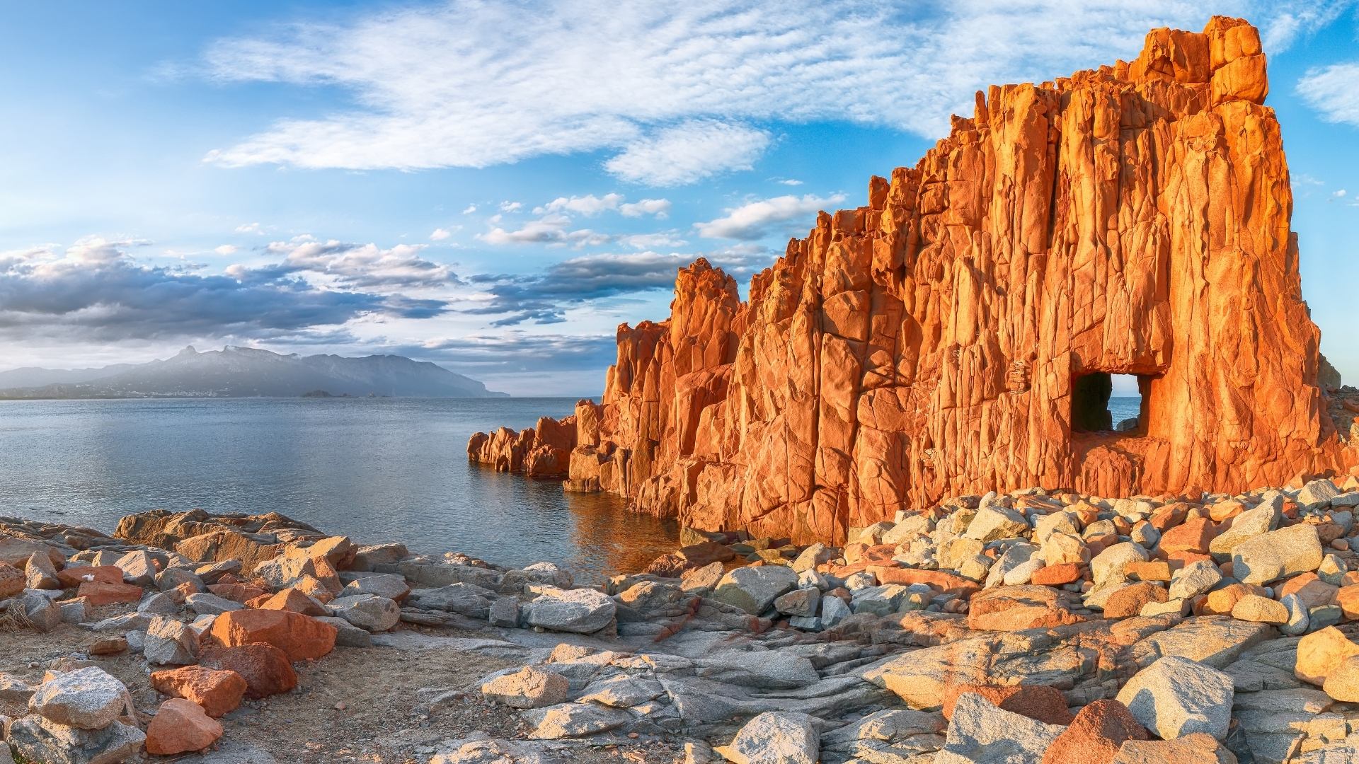Rocce Rosse di Arbatax: una cattedrale sul mare