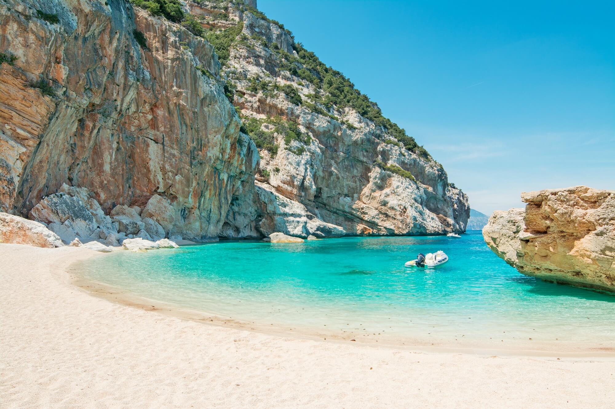 La spiaggia di Cala Mariolu, sabbia e acqua turchese